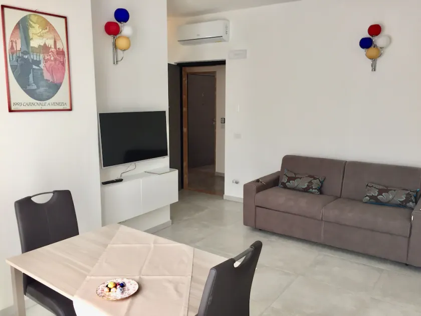 Apartamento superior con dormitorio, baño, cocina y sala de estar. - Image 1
