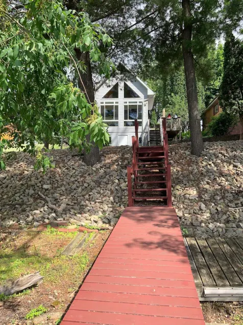 Riverfront vacation home with beautiful views and private dock - Image 1