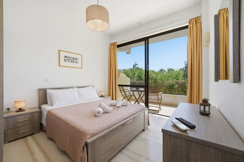 Studio Apartment 'Alexandra Studio 3' with Private Balcony & Wi-Fi - Image 1