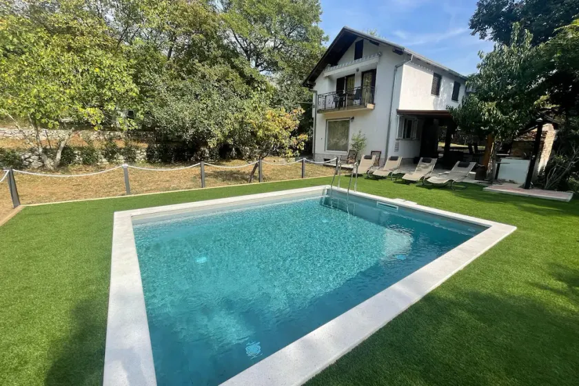 Semesterhus med privat pool - Image 1