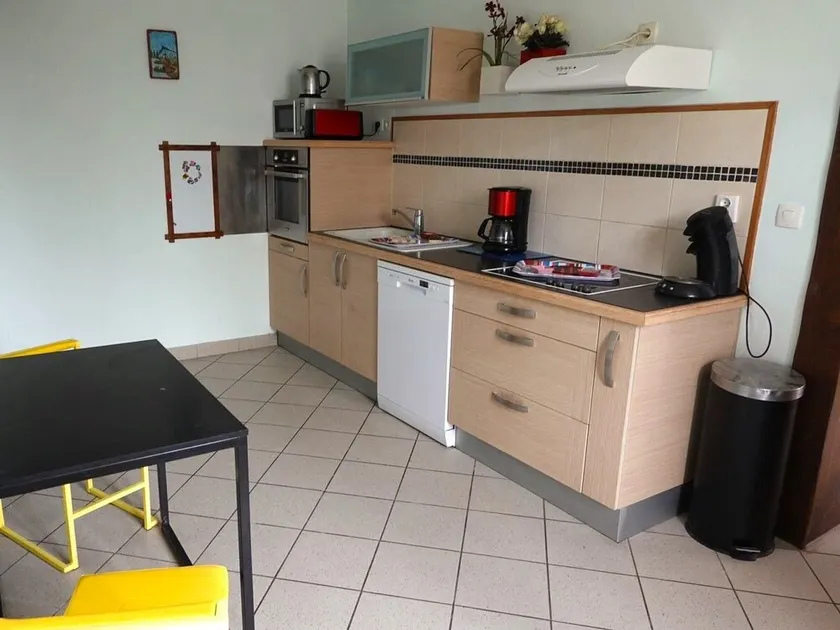 Maison confortable avec cour, proche du Château de La Bussière, idéale pour explorations. - Image 1