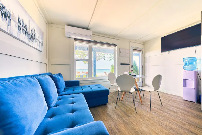 Suite 206: Beautiful 2-Bedroom Beachfront Suite - Image 1