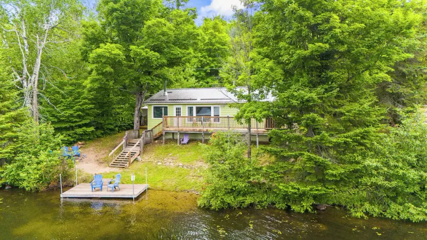 Lakefront 3 Bedroom Cottage - sleeps 6 - Image 1