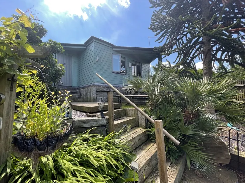 Secluded Lodge at the top of the garden. Free Parking, Dog Friendly £20 per pet - Image 1