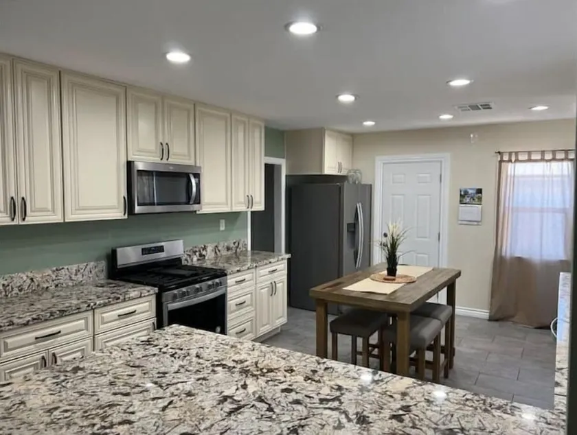 Cheerful 2 br/1 full bath home near SoFi/Beaches - Image 1