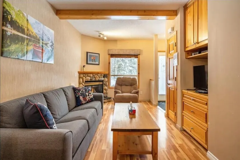 Quiet 2 bedroom 2 bath 5 beds Townhouse 6-8 guests - Image 1