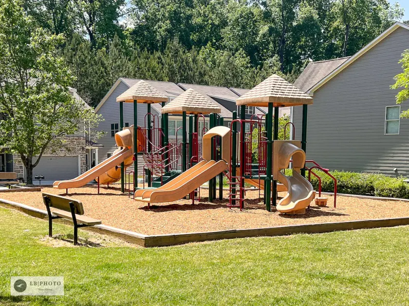 4BR Home with calif king bed Sleeps 10, Gym near Airport - Image 1