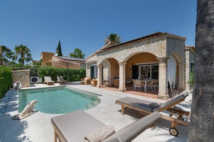 Villa 'Casa Mayor Strand Es Trenc 5 Min' con piscina privada, wifi y aire acondicionado - Image 1