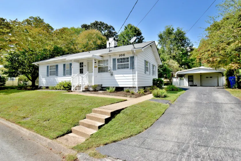 Charming 3 Bedroom house with detached garage. - Image 1