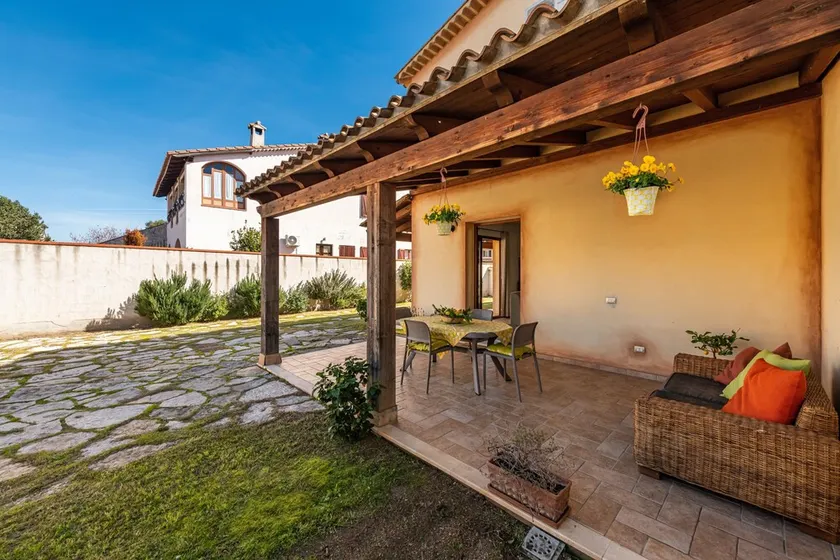 Holiday Home 'Girasole' with Private Terrace, Garden and Air Conditioning - Image 1