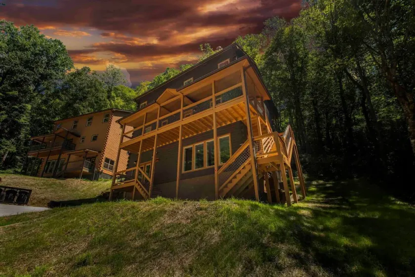 Righty is 5BR/6BA private pool, game room, theater - Image 1