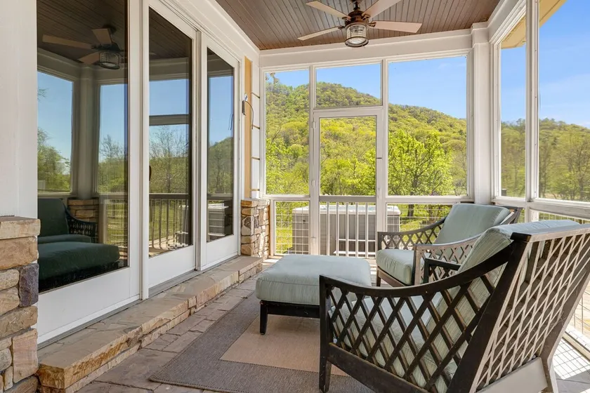 Scenic 4BR w Deck Farm Views Free Tix - Image 1