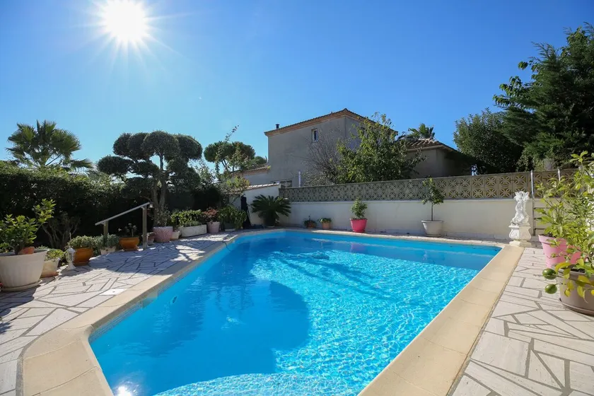 House with pool near the beach - Image 1