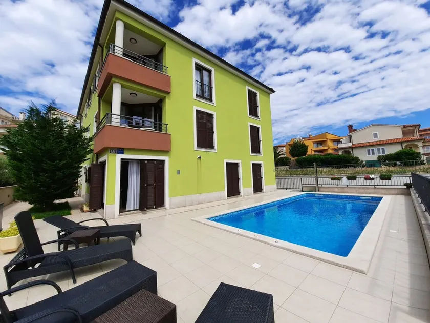 Villa Smaragdna - Apartamento de tres habitaciones con patio - Image 1