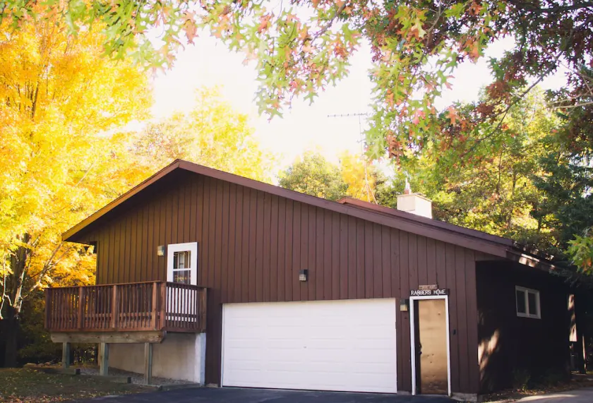 Maison de famille se trouve dans le magnifique parc du comté. Tout près de West Bend. - Image 1