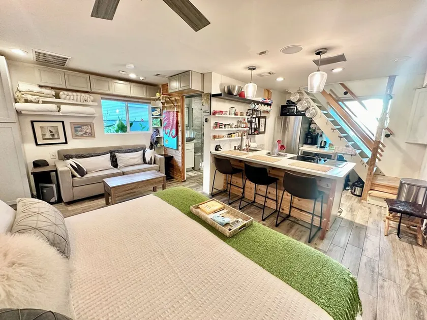 Pet-friendly accommodations near water and restaurants. - Image 1