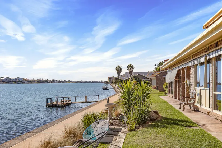 Tranquil Waterfront Location - Image 1