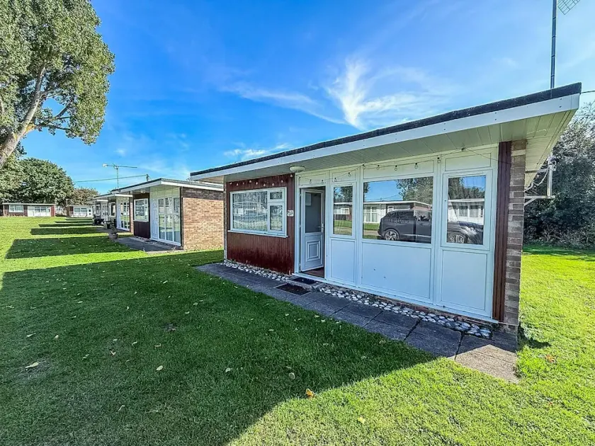 Beautiful Chalet With Free Wifi Nearby Hemsby Beach In Norfolk Ref 59096S - Image 1