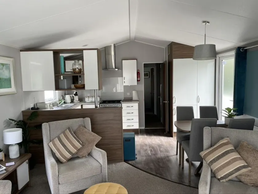 6 Berth Comfy Homely Caravan, Dog Friendly - Image 1