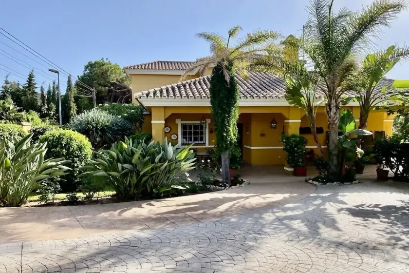 Villa in Marbella 10 minutes from the beach in a natural setting - Image 1