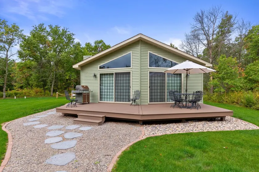 CHARMING FAMILY HOME ON CASTLE ROCK LAKE - Image 1