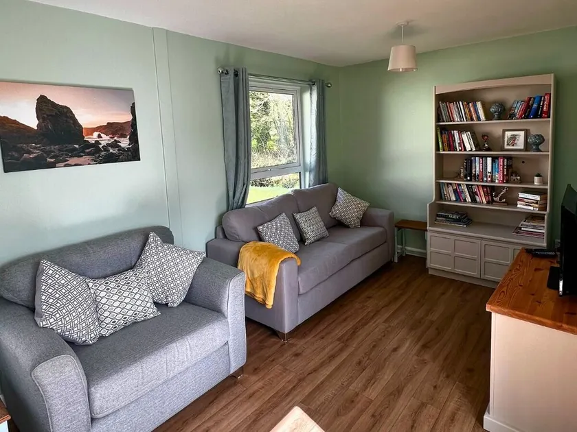 Peaceful, streamside, detached bungalow - close attractions, walks & beaches - Image 1