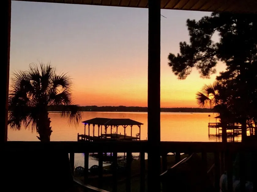 Lake Front Lodge med udsigt over stort vand og solnedgang - Image 1