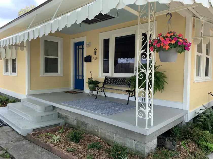 Located in the heart of Breaux Bridge historic district, perfect for all events. - Image 1