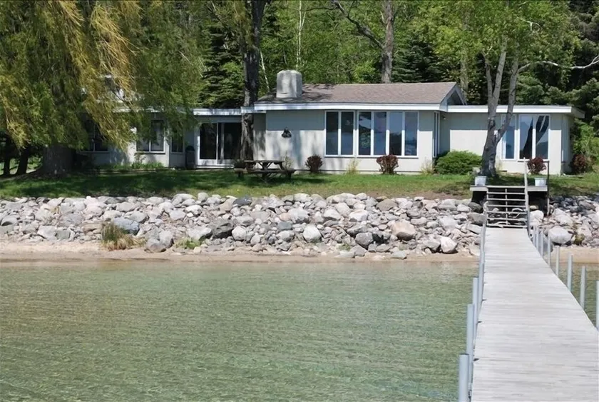 Lake Front Cottage auf dem Nordufer des Lake Charlevoix - Image 1