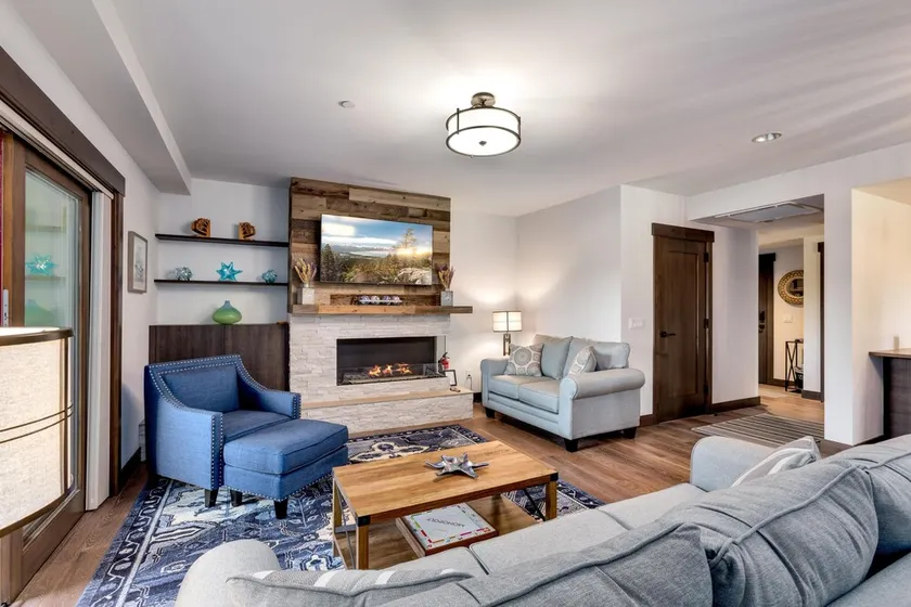 Luxurious Residence 1345 sqft. 2 bed, 2 bath in Private Lakefront Community - Image 1