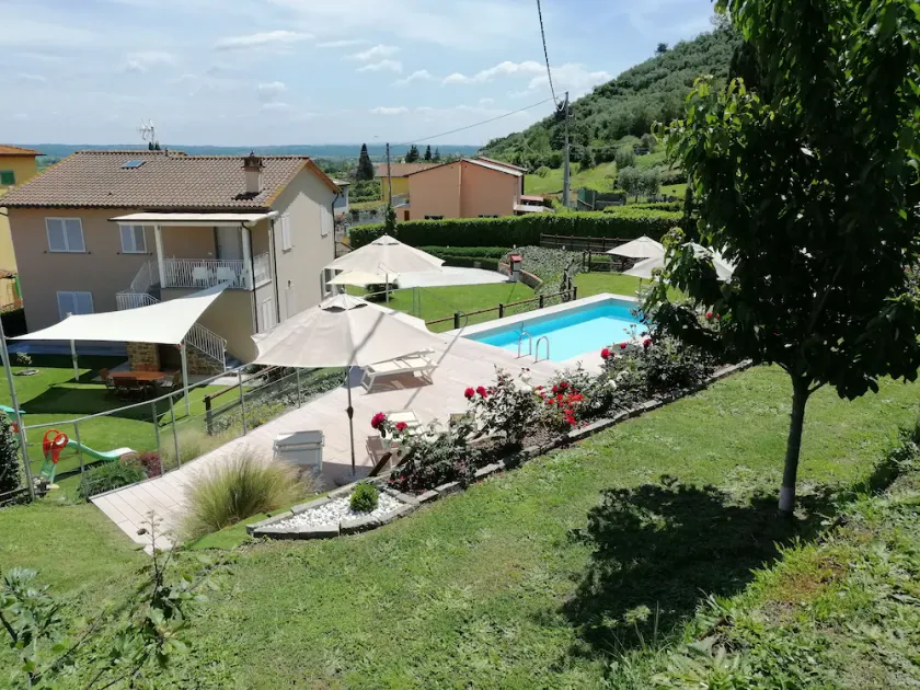 Wohnung im ersten Stock mit Terrasse, Garten und Pool in der Landschaft von Lucca - Image 1
