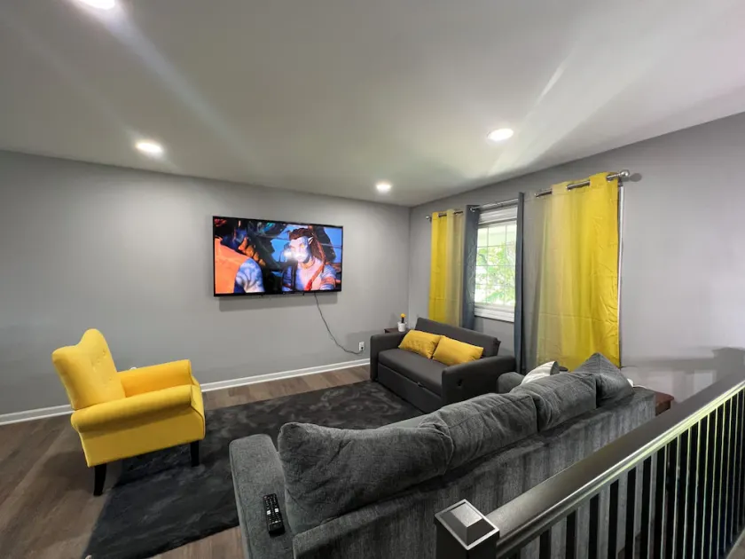 Cozy home in Rockford \nSleeps 8  - Image 1