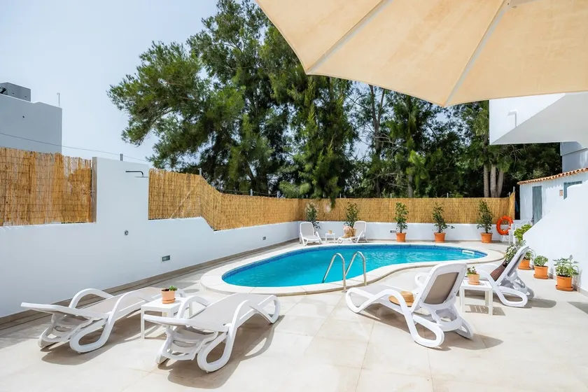 Appartement \"White Suites\" avec piscine partagée, Wi-Fi et climatisation - Image 1