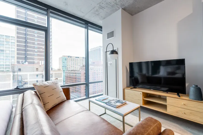 Airy Lakeview Studio, w/ W/D, Gym, near Lincoln Park, by Blueground - Image 1