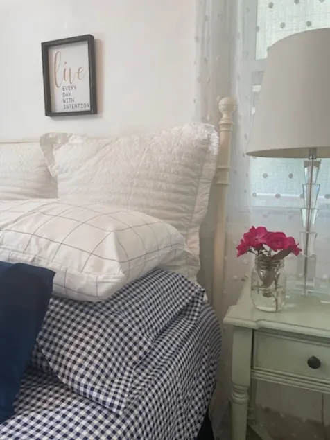 Romantic guest cottage 3 minute drive to beach and 1 blk to town! - Image 1