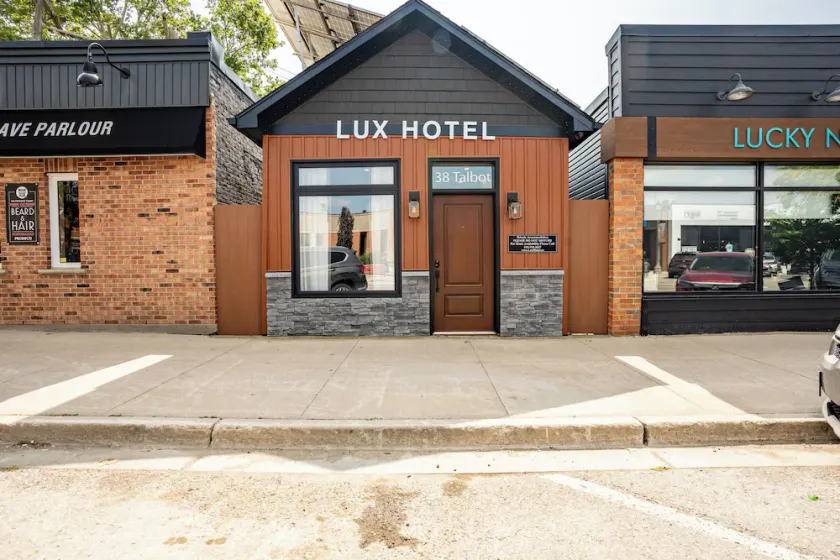 Lux Hotel - Image 1