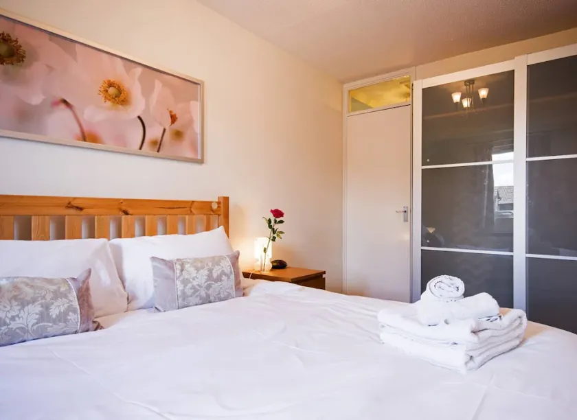 Spacious, bright, central apartment for up to 4 - Image 1