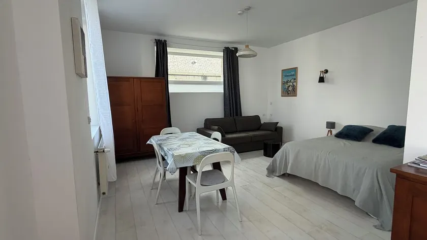 Spacious studio apartment less than 5 minutes from the beaches of the Pink Granite Coast - Image 1