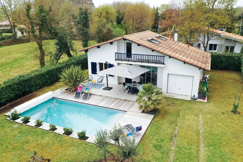 New! Villa and garden, heated pool, wifi. - Image 1