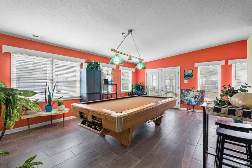 Walk to Beach • Hot Tub • Pool Table • Ideal for Long Stays - Image 1