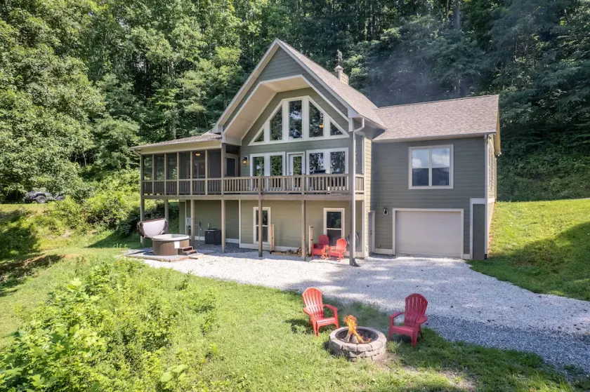 Family cabin with hot tub, mountain views, game room, near National Park! - Image 1