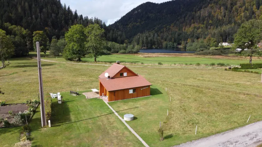 Chalet med udsigt over søen for elskere af fred og natur - Image 1
