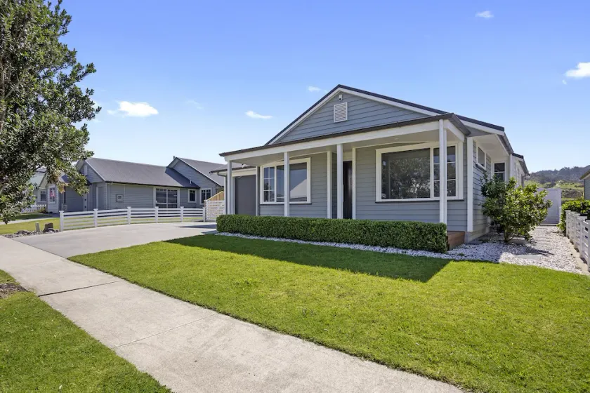 Sky Blue Retreat - Waihi Beach Holiday Home - Image 1