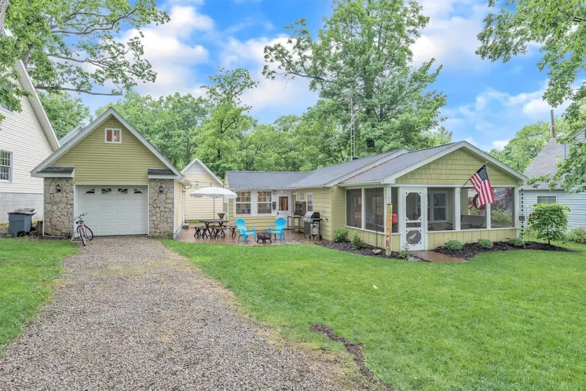 Short walk to the pool/ tennis/ rec center   Great outdoor space - Image 1