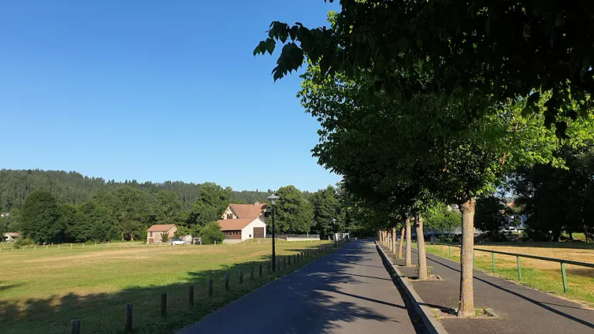 TRÉS BELLE MAISON avec terrain au cœur du Village le MALZIEU-VILLE - Image 1