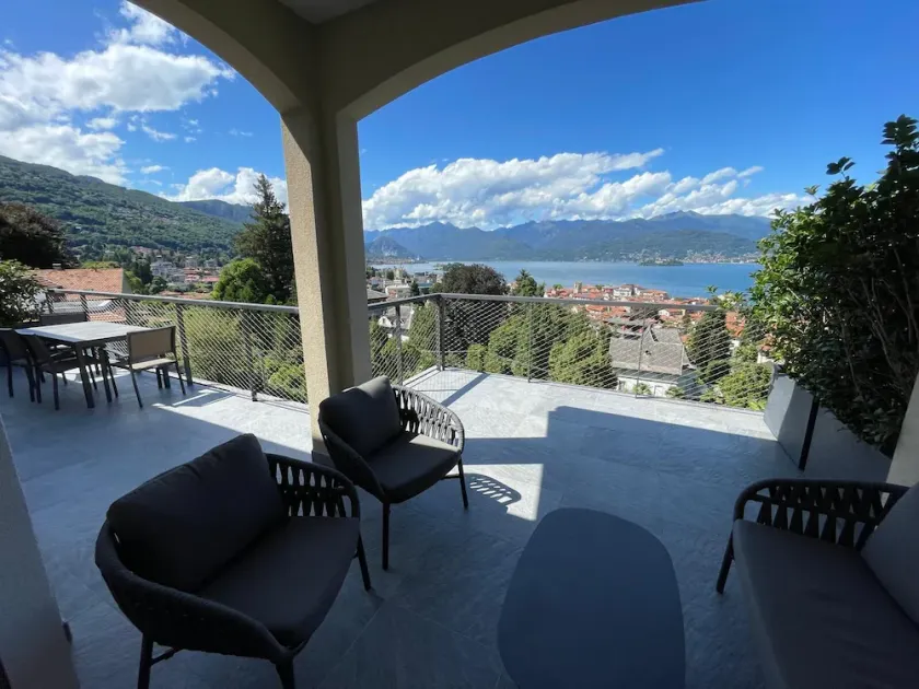 Apt in Stresa, superb view of Lake Maggiore, balcony, WiFi, A/C, garage & garden - Image 1