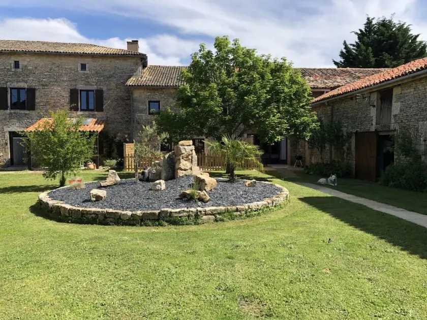 Apartamento con barbacoa, piscina y jardín - Image 1
