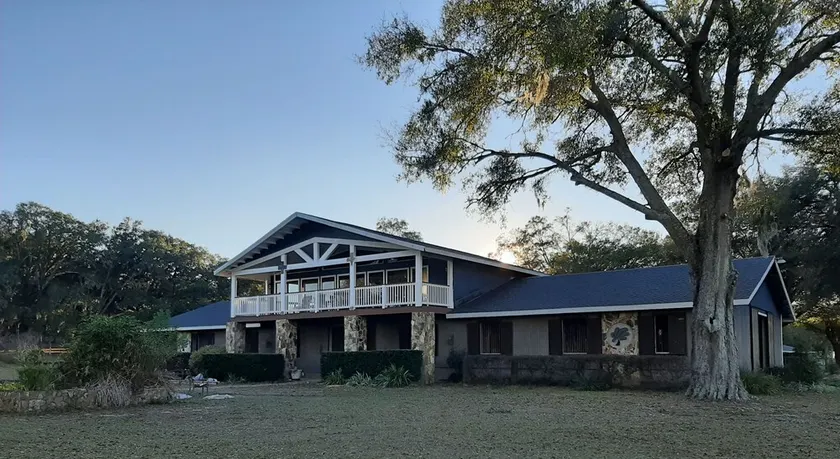 The \"Observatory\". A spacious apartment on a gated horse farm. - Image 1