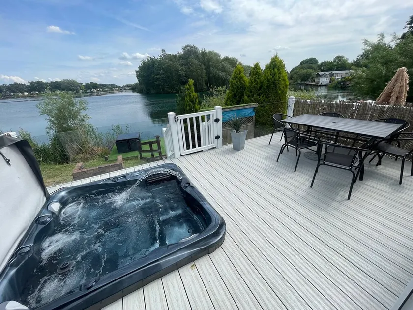 sunset luxury lakeside lodge with hot-tub,3 bedrooms, pet friendly - Image 1