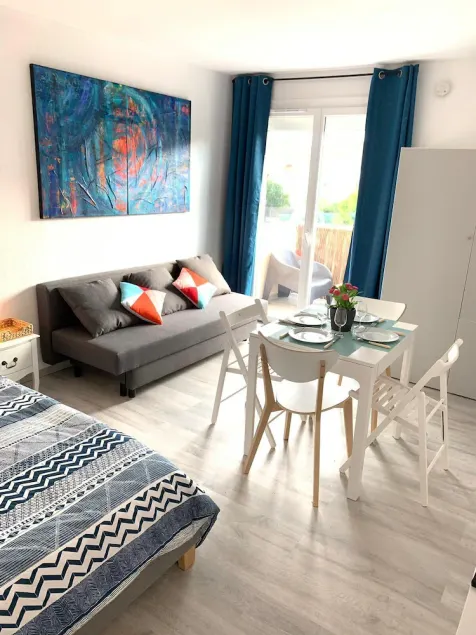 Charmerende airconditionerede studie med balkon og parkering - Image 1
